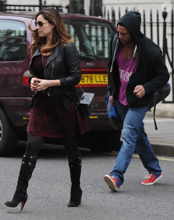 Kelly Brook sort de son domicile avec son nouveau petit ami David McIntosh à Londres, le 5 janvier 2014.