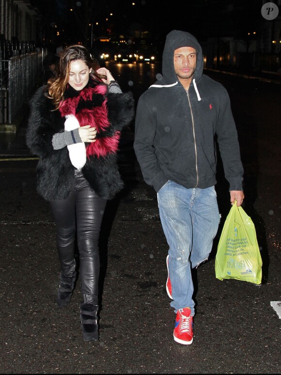 Kelly Brook et son nouveau petit ami David McIntosh surpris devant le domicile du mannequin à Londres, le 4 janvier 2014.