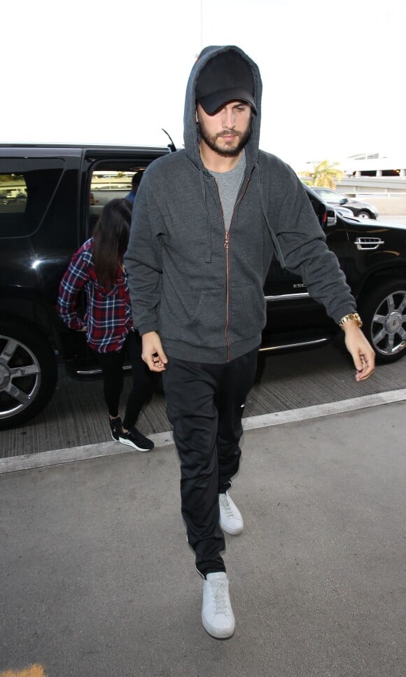 Kourtney Kardashian et Scott Disick arrivent a l'aeroport de Los Angeles pour prendre un avion. Le 1er decembre 2013 es