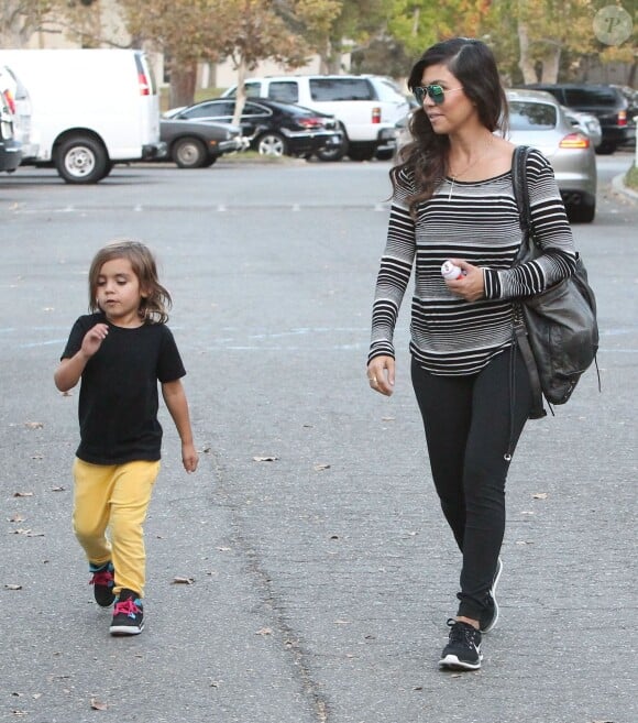 Exclusif - Kourtney Kardashian et son fils Mason se promènent dans les rues de Thousand Oaks pendant le tournage de leur émission. Le 1er octobre 2013