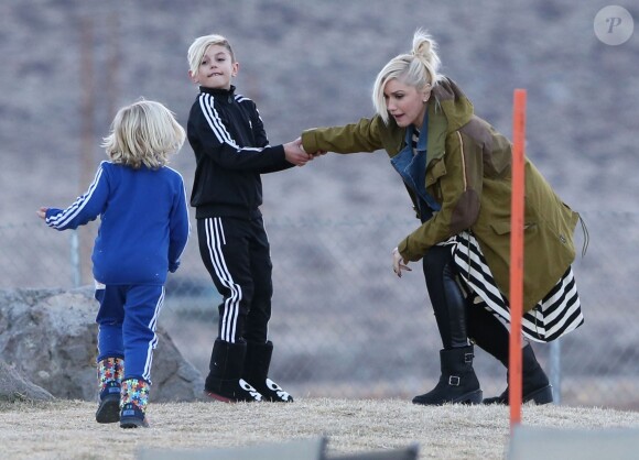Exclusif - Gwen Stefani, enceinte, s'amuse avec ses fils Kingston et Zuma avant le départ pour Los Angeles. Mammoth, le 5 janvier 2014.