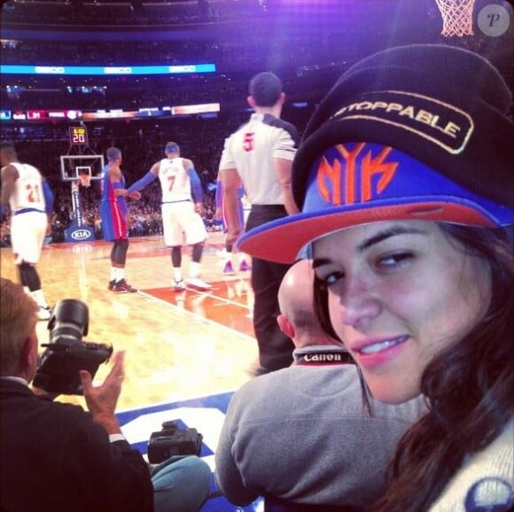 Cara Delevingne, accompagnée de son "amie" Michelle Rodriguez pour le match de NBA entre les New York Knicks et les Detroit Pistons. New York, le 7 janvier 2014.