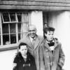 Mick Jagger avec son frère Chris et leurs parents Joe et Eva devant leur maison de Dartford.