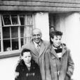 Mick Jagger avec son frère Chris et leurs parents Joe et Eva devant leur maison de Dartford.