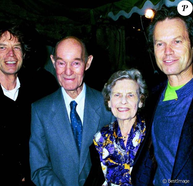Mick Jagger avec son frère Chris et leurs parents Joe et Eva à Londres en 1999.