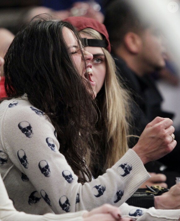 Michelle Rodriguez et Cara Delevingne assistent à la rencontre entre les New York Knicks et les Detroit Pistons au Madison Square Garden. New York, le 7 janvier 2014.