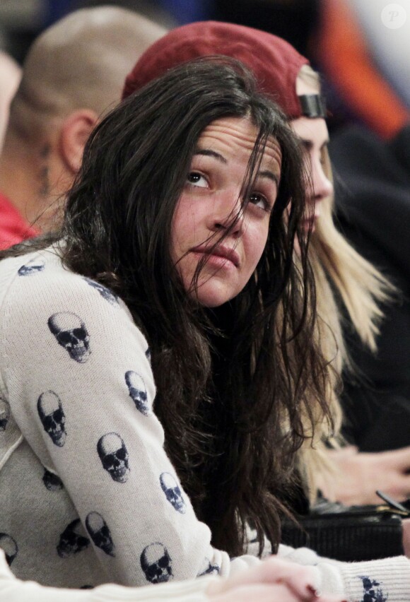 Michelle Rodriguez et Cara Delevingne assistent à la rencontre entre les New York Knicks et les Detroit Pistons au Madison Square Garden. New York, le 7 janvier 2014.