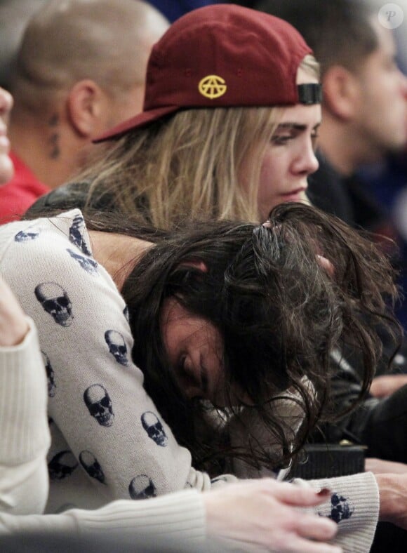 Michelle Rodriguez et Cara Delevingne assistent à la rencontre entre les New York Knicks et les Detroit Pistons au Madison Square Garden. New York, le 7 janvier 2014.