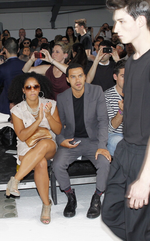 Jesse Williams et son épouse au défilé Dior Homme à Paris, le 29 juin 2012.