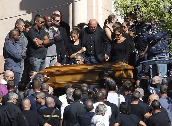 José Anigo entouré de sa famille lors de l'enterrement de son fils Adrien, le 9 septembre 2013 à Aubagne