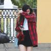 Kylie Jenner quitte un restaurant à Calabasas, et complète sa tenue d'un sac bleu ciel et de bottines Balenciaga. Le 3 janvier 2014.