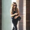 Exclusif - Kate Beckinsale en pleine mission courses à Santa Monica, tout de noir vêtue avec un pantalon Sam & Lavi, un sac Givenchy (modèle Pandora) et des sandales Balenciaga. Le 5 janvier 2014.