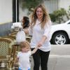 Hilary Duff, maman stylée avec son fils Luca, nous épate par la simplicité de son look noir et blanc, fini par des baskets Giuseppe Zanotti. Los Angeles, le 7 janvier 2014.