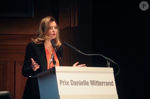 Valerie Trierweiler fait un discours lors de la remise du 1er Prix Danielle Mitterrand lancé par la Fondation France Libertés lors d'une cérémonie organisée la Comédie des Champs-Elysées, à Paris le 22 novembre 2013.