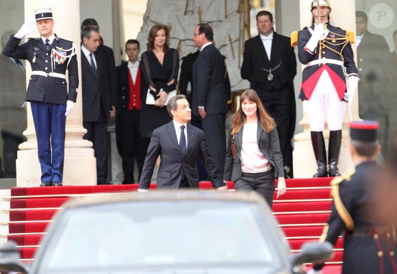 Carla Bruni et Nicolas Sarkozy, François Hollande et Valérie Trierweiler lors de la passation de pouvoir à l'Elysée, le 15 mai 2012.