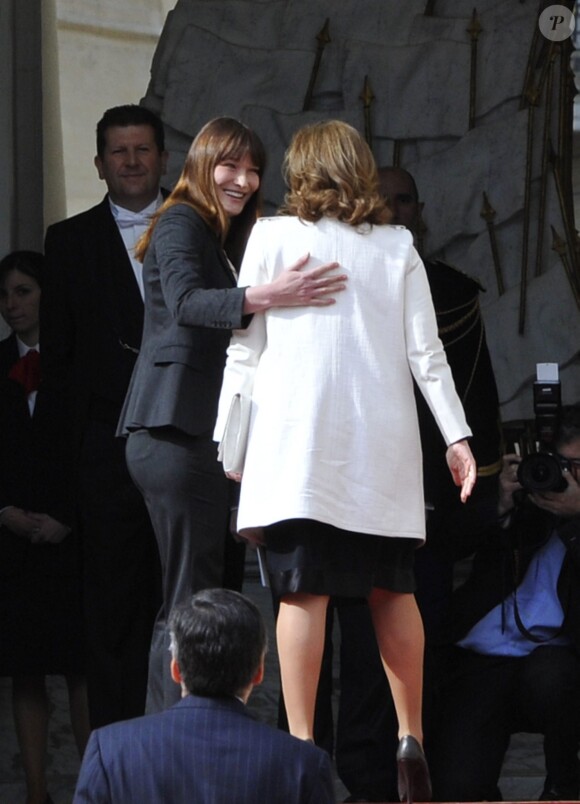 Carla Bruni-Sarkozy et Valérie Trierweiler lors de la passation de pouvoir à l'Elysée, le 15 mai 2012.