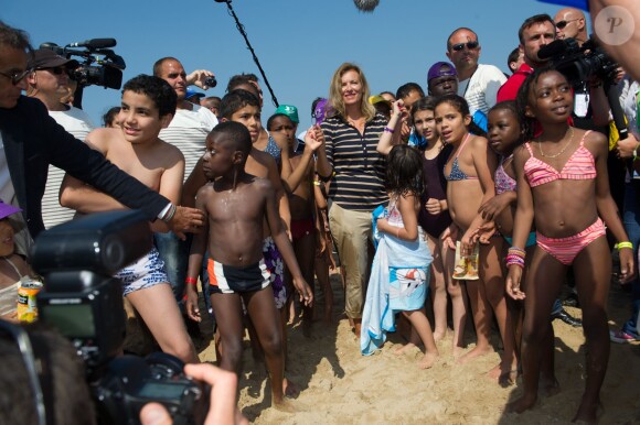 Valérie Trierweiler à Cabourg avec des enfants défavorisés, le 28 août 2013.