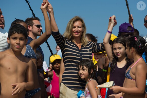 Valérie Trierweiler à Cabourg avec des enfants défavorisés, le 28 août 2013.