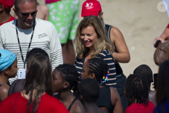 Valérie Trierweiler à Cabourg avec des enfants défavorisés, le 28 août 2013.