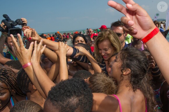 Valérie Trierweiler à Cabourg avec des enfants défavorisés, le 28 août 2013.