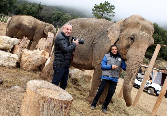Exclusif - Stéphanie de Monaco et le photographe Frédéric Nebimger prenant la pose avec les éléphantes Baby et Nepal au domaine de Fonbonne, le 10 janvier 2014. Le photographe signe une exposition retraçant l'aventure de la princesse pour le sauvetage de ces bêtes. 