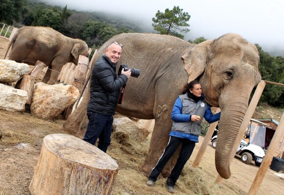 Exclusif - La princesse Stéphanie de Monaco et le photographe Frédéric Nebimger prenant la pose avec les éléphantes Baby et Nepal au domaine de Fonbonne, le 10 janvier 2014. Le photographe signe une exposition retraçant l'aventure de la princesse pour le sauvetage de ces bêtes.