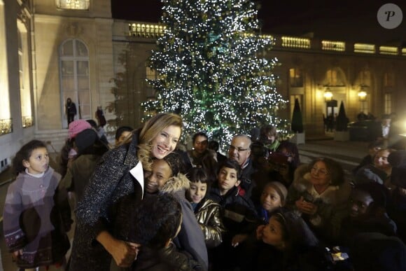Valérie Trierweiler, en pleine séance câlins lors d'une fête de Noël à l'Elysée, le 17 décembre 2013