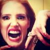 Jessica Chastain grimace dans les coulisses, en backstage, des Golden Globes 2014.