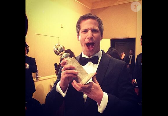 Andy Samberg exulte dans les coulisses, en backstage, des Golden Globes 2014.
