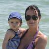Jade Foret en vacances avec sa fille Liva à l'île Maurice. Janvier 2014. La mère et la fille posent à la plage.
