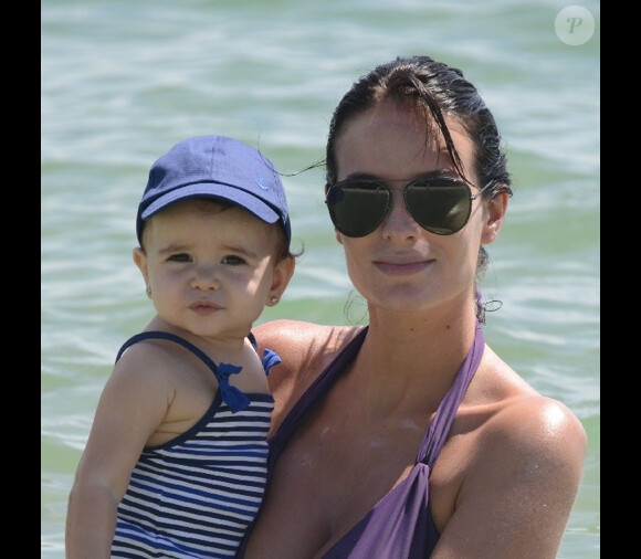 Jade Foret en vacances avec sa fille Liva à l'île Maurice. Janvier 2014. La mère et la fille posent à la plage.