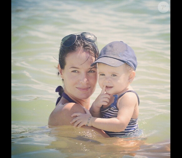Jade Foret en vacances au soleil avec sa fille Liva à l'île Maurice. Janvier 2014.