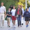Cristina d'Espagne et son mari Iñaki Urdangarin en famille le 2 septembre 2013 à Genève, en Suisse, où elle s'est installée avec leurs quatre enfants fin août 2013. Le 7 janvier 2014, la fille cadette du roi Juan Carlos Ier a été mise en examen dans le scandale Noos.