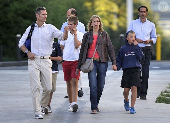 Cristina d'Espagne et son mari Iñaki Urdangarin en famille le 2 septembre 2013 à Genève, en Suisse, où elle s'est installée avec leurs quatre enfants fin août 2013. Le 7 janvier 2014, la fille cadette du roi Juan Carlos Ier a été mise en examen dans le scandale Noos.