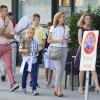 Cristina d'Espagne et son mari Iñaki Urdangarin en famille le 30 août 2013 à Genève, en Suisse, où elle s'est installée avec leurs quatre enfants fin août 2013. Le 7 janvier 2014, la fille cadette du roi Juan Carlos Ier a été mise en examen dans le scandale Noos.