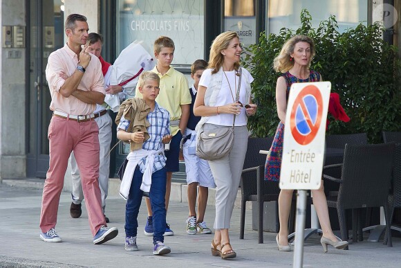 Cristina d'Espagne et son mari Iñaki Urdangarin en famille le 30 août 2013 à Genève, en Suisse, où elle s'est installée avec leurs quatre enfants fin août 2013. Le 7 janvier 2014, la fille cadette du roi Juan Carlos Ier a été mise en examen dans le scandale Noos.