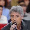 Yves Duteil à l'enregistrement de l'émission "Vivement Dimanche" à Paris, diffusée le 23 décembre 2012.