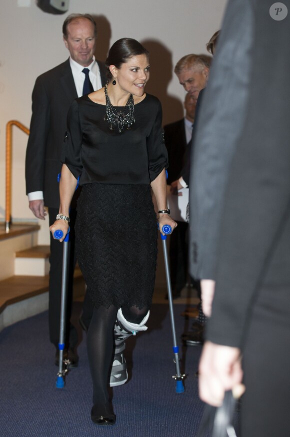 La princesse Victoria de Suède, à béquilles suite à un accident de ski, prenait part le 15 janvier 2014 à la remise du Prix Tobias décerné par la fondation du même nom, à l'Académie royale des sciences de Stockholm.