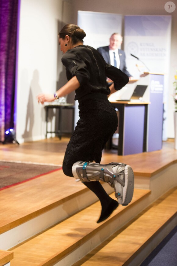 Victoria de Suède, blessée suite à un accident de ski mais bondissante, prenait part le 15 janvier 2014 à la remise du Prix Tobias décerné par la fondation du même nom, à l'Académie royale des sciences de Stockholm.