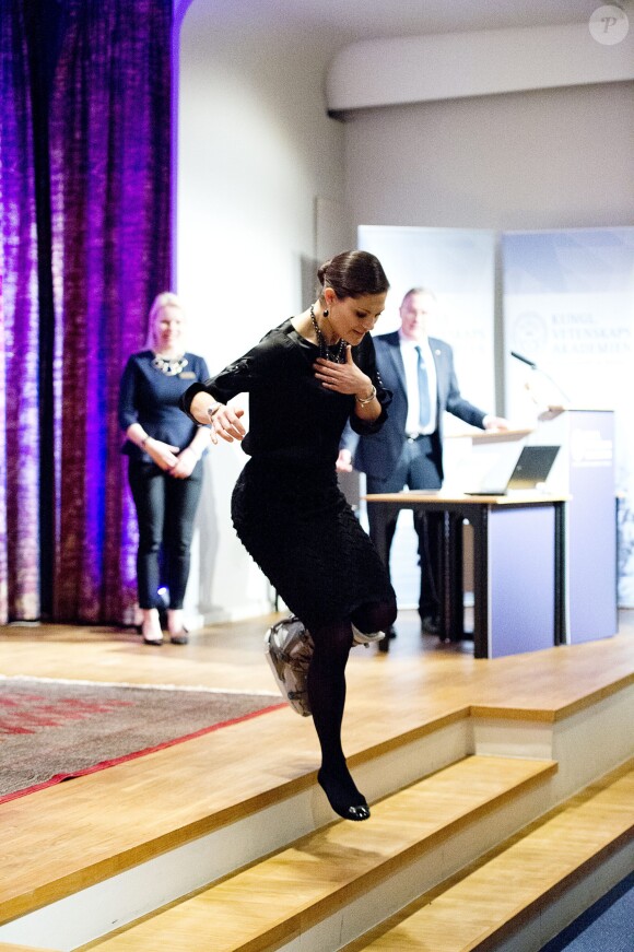 En descendant, ça marche aussi ! La princesse Victoria de Suède, blessée suite à un accident de ski, prenait part le 15 janvier 2014 à la remise du Prix Tobias décerné par la fondation du même nom, à l'Académie royale des sciences de Stockholm.