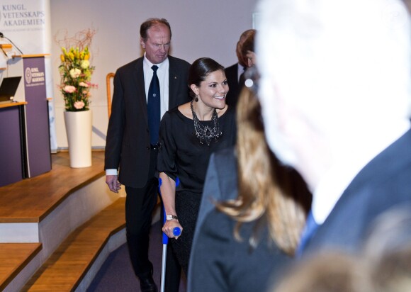 La princesse Victoria de Suède, blessée suite à un accident de ski, prenait part le 15 janvier 2014 à la remise du Prix Tobias décerné par la fondation du même nom, à l'Académie royale des sciences de Stockholm.