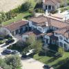 Vue aérienne de la maison de Justin Bieber à Calabasas. La police a annoncé ce mardi 14 janvier 2014 avoir trouvé des substances illicites au domicile californien du chanteur Justin Bieber, alors qu'elle perquisitionnait les lieux dans le cadre d'une affaire de vandalisme présumé perpétré par le jeune artiste canadien.