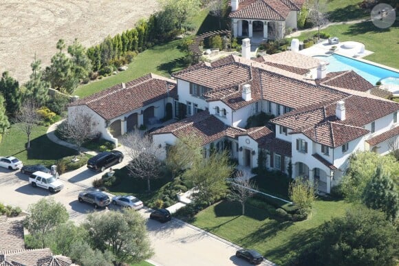 Vue aérienne de la maison de Justin Bieber à Calabasas. La police a annoncé ce mardi 14 janvier 2014 avoir trouvé des substances illicites au domicile californien du chanteur Justin Bieber, alors qu'elle perquisitionnait les lieux dans le cadre d'une affaire de vandalisme présumé perpétré par le jeune artiste canadien.