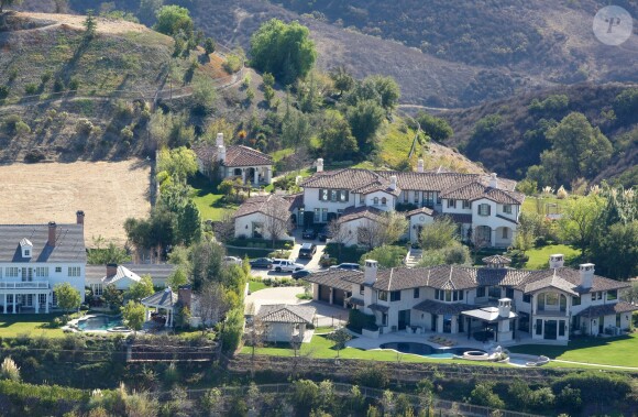 Vue aérienne de la maison de Justin Bieber à Calabasas. La police a annoncé ce mardi 14 janvier 2014 avoir trouvé des substances illicites au domicile californien du chanteur Justin Bieber, alors qu'elle perquisitionnait les lieux dans le cadre d'une affaire de vandalisme présumé perpétré par le jeune artiste canadien.