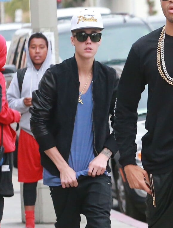 Justin Bieber fait du shopping à West Hollywood, le 16 novembre 2013.