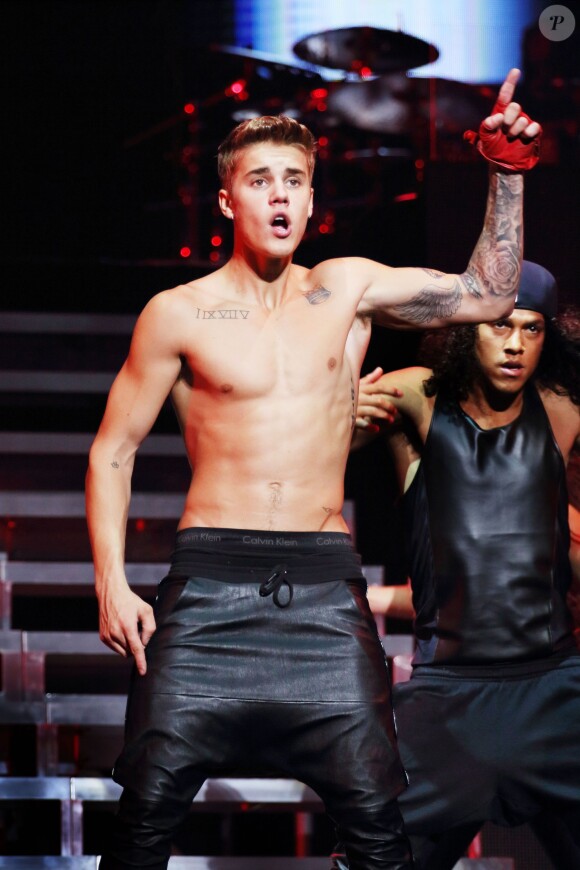 Justin Bieber, torse nu en concert à Pekin en Chine, le 29 septembre 2013.