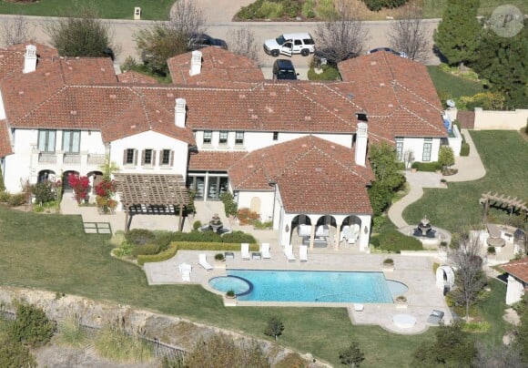 Vue aérienne de la maison de Justin Bieber à Calabasas. La police a annoncé ce mardi 14 janvier 2014 avoir trouvé des substances illicites au domicile californien du chanteur Justin Bieber, alors qu'elle perquisitionnait les lieux dans le cadre d'une affaire de vandalisme présumé perpétré par le jeune artiste canadien.