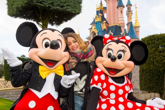 La comédienne et chanteuse Martina Stoessel, interprète du personnage de Violetta dans la série du même nom sur Disney Channel, rencontre Mickey et Minnie au parc Disneyland Paris, à Marne-la-Vallée, le jeudi 16 janvier 2014.