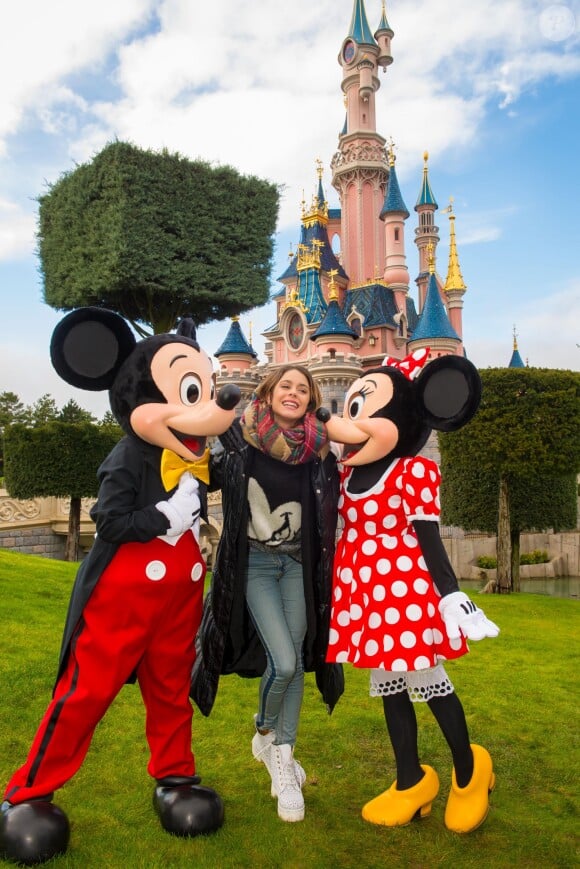 Martina Stoessel, interprète du personnage de Violetta dans la série du même nom sur Disney Channel, rencontre Mickey et Minnie au parc Disneyland Paris, à Marne-la-Vallée, le jeudi 16 janvier 2014.