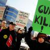 MomsRising défile contre la National Rifle Association (NRA) à Fairfax, le 14 mars 2013.